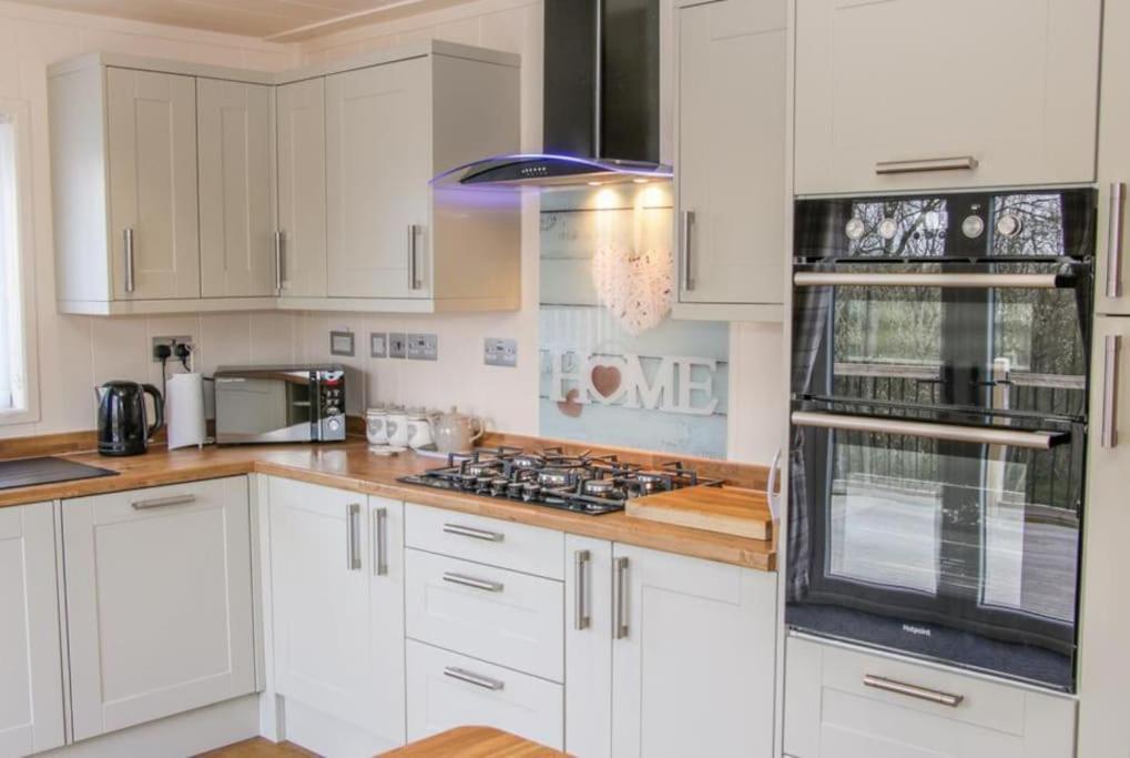Fabulous Detached Lodge With Hot Tub Two Nights Minimum Stay Bridgnorth Exterior foto